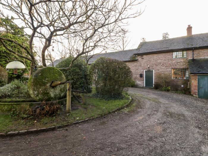 Yew Tree Cottage, Docklow, near Leominsyter, Herefordshire. Couple's retreat. Near AONB. Pet allowed