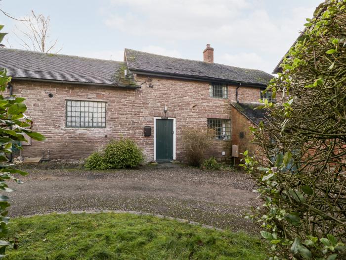 Yew Tree Cottage, Docklow, near Leominsyter, Herefordshire. Couple's retreat. Near AONB. Pet allowed