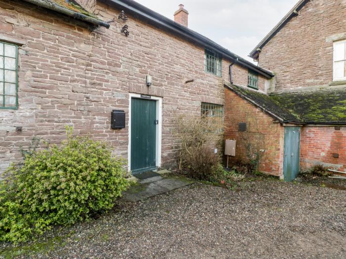 Yew Tree Cottage, Docklow, near Leominsyter, Herefordshire. Couple's retreat. Near AONB. Pet allowed