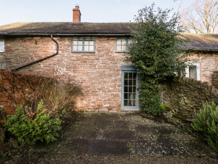 Yew Tree Cottage, Docklow, near Leominsyter, Herefordshire. Couple's retreat. Near AONB. Pet allowed