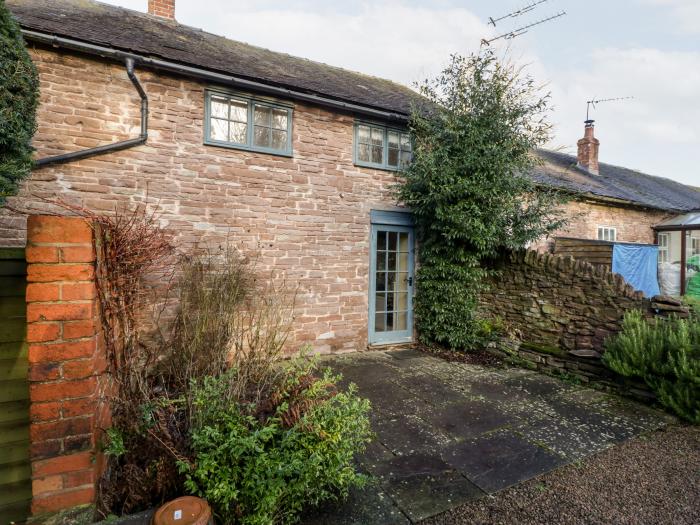 Yew Tree Cottage, Docklow, near Leominsyter, Herefordshire. Couple's retreat. Near AONB. Pet allowed