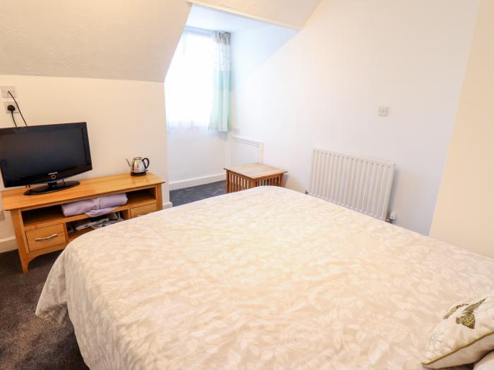 Caxton House, thirteen-bedroom holiday home in Skegness town centre, Lincolnshire. Off-road parking.