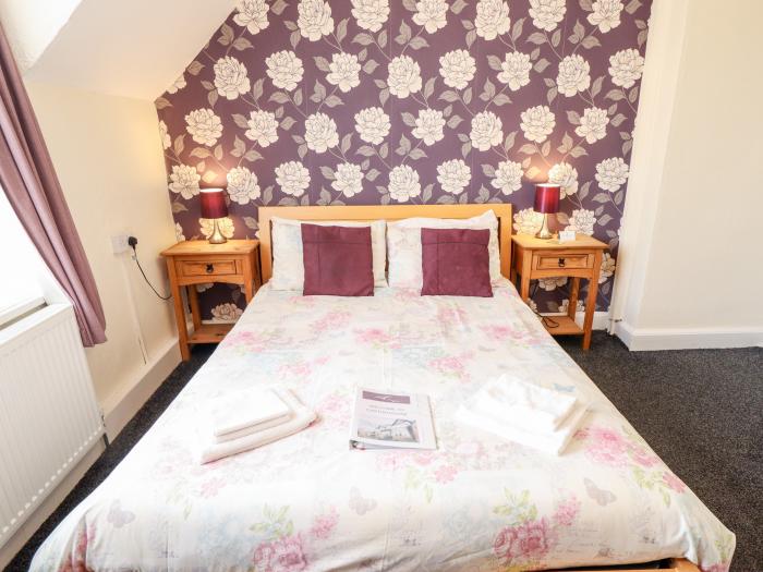 Caxton House, thirteen-bedroom holiday home in Skegness town centre, Lincolnshire. Off-road parking.