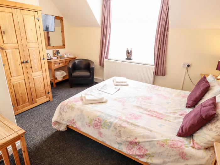 Caxton House, thirteen-bedroom holiday home in Skegness town centre, Lincolnshire. Off-road parking.