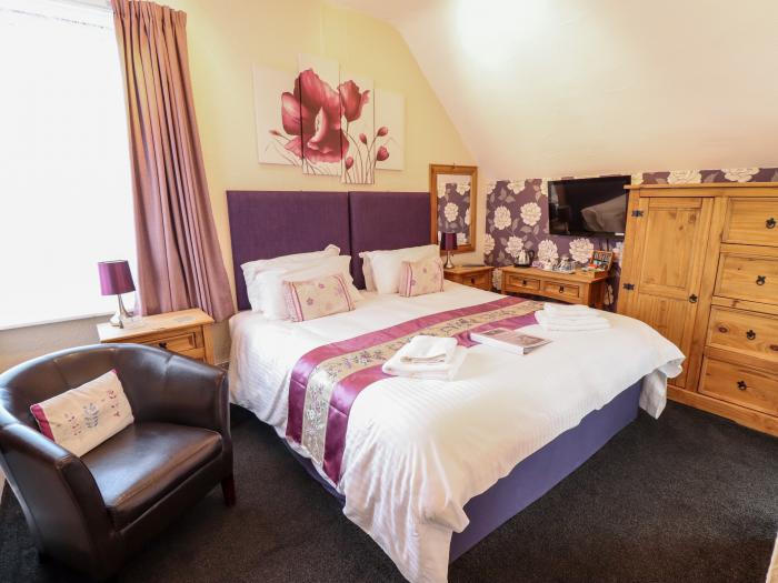 Caxton House, thirteen-bedroom holiday home in Skegness town centre, Lincolnshire. Off-road parking.