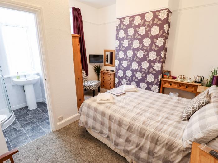 Caxton House, thirteen-bedroom holiday home in Skegness town centre, Lincolnshire. Off-road parking.