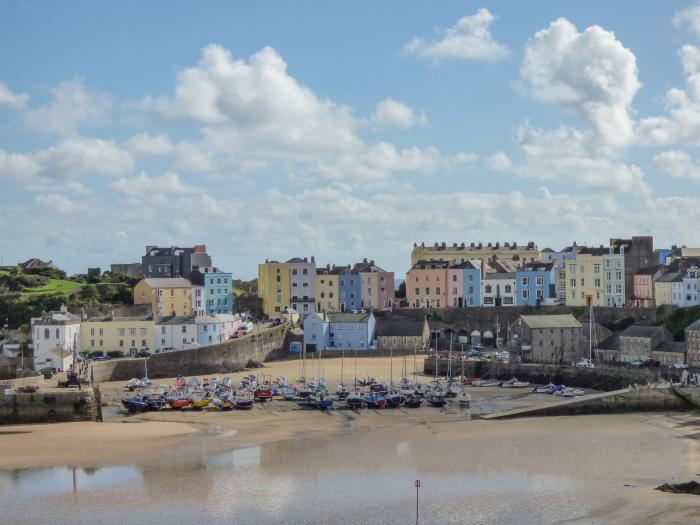 54 Croft Court, Tenby, Pembrokeshire. Near Pembrokeshire National Park. Close to amenities and beach