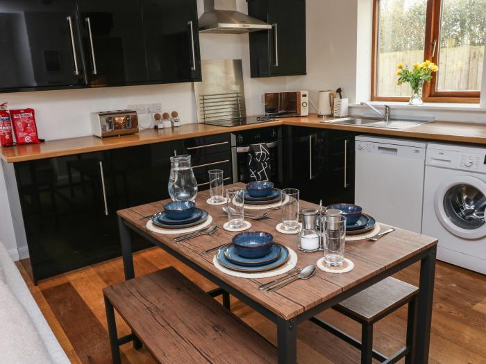 Rondeval, Totnes, Devon. Contemporary annex. Pet-friendly. 2 double bedrooms.