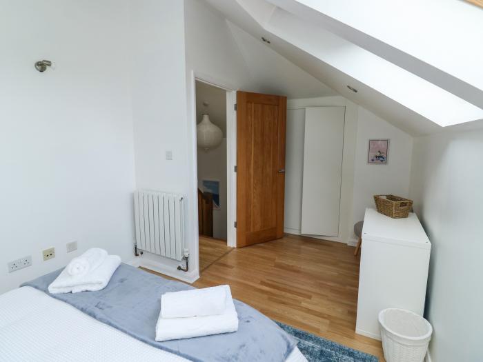 Rondeval, Totnes, Devon. Contemporary annex. Pet-friendly. 2 double bedrooms.