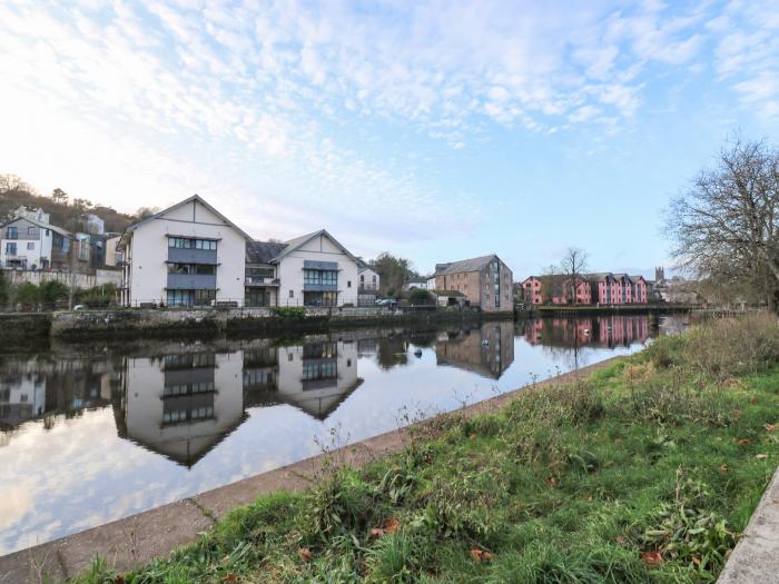 Rondeval, Totnes, Devon. Contemporary annex. Pet-friendly. 2 double bedrooms.