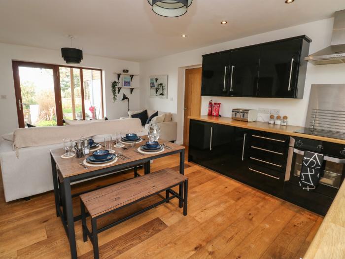 Rondeval, Totnes, Devon. Contemporary annex. Pet-friendly. 2 double bedrooms.