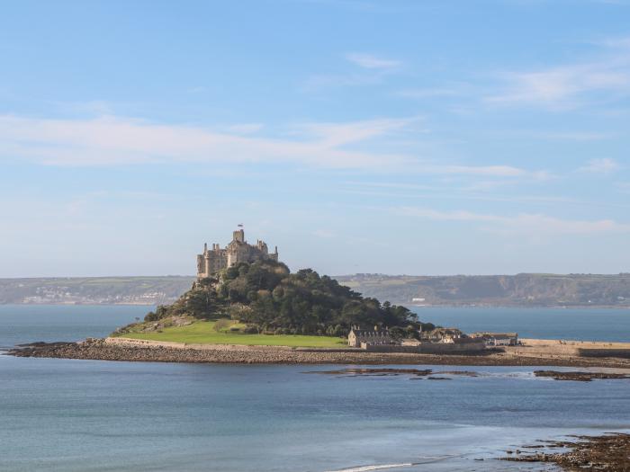 Puffins Rest. Stylish, pet and family-friendly, single-storey holiday home in Goldsithney, Cornwall.