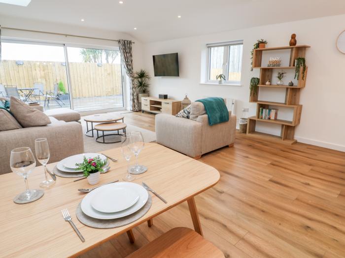 Puffins Rest. Stylish, pet and family-friendly, single-storey holiday home in Goldsithney, Cornwall.