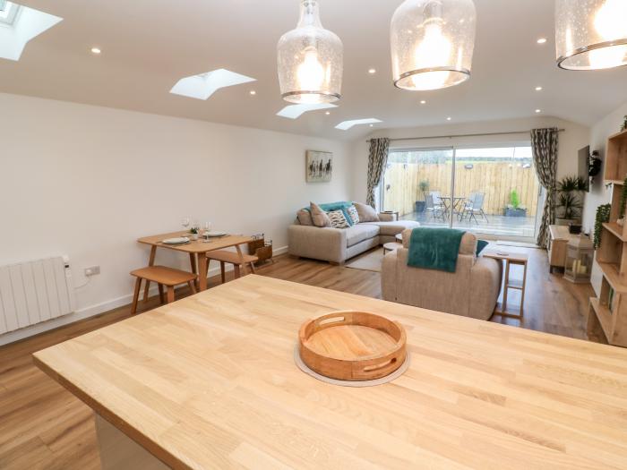 Puffins Rest. Stylish, pet and family-friendly, single-storey holiday home in Goldsithney, Cornwall.