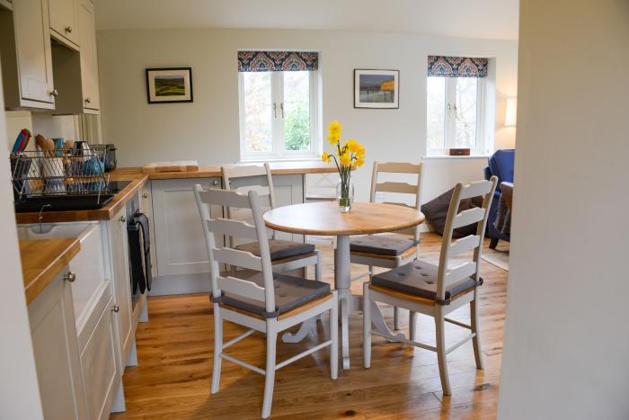 Vine Cottage in Netherbury, Beaminster, Dorset. Garden. Private parking. Single-storey. Pet-friendly