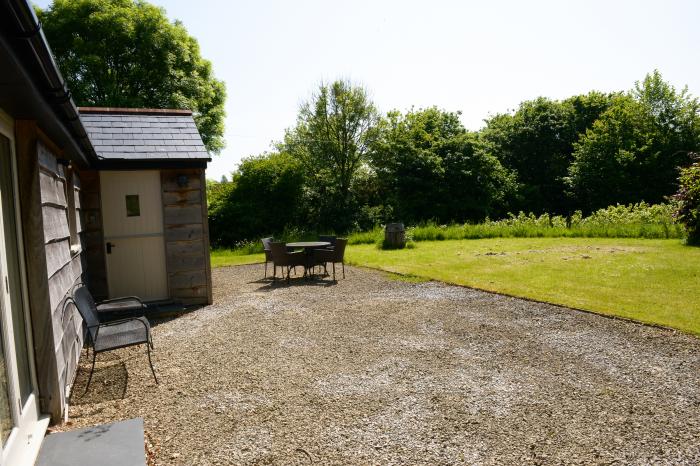 Vine Cottage in Netherbury, Beaminster, Dorset. Garden. Private parking. Single-storey. Pet-friendly