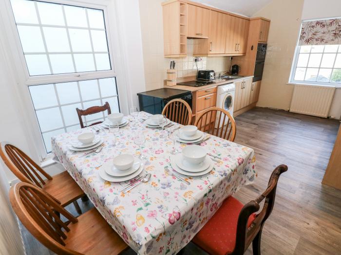 The Bookshelf, a first-floor apartment in Mumbles, Glamorgan. Near amenities and beach. Pet-friendly