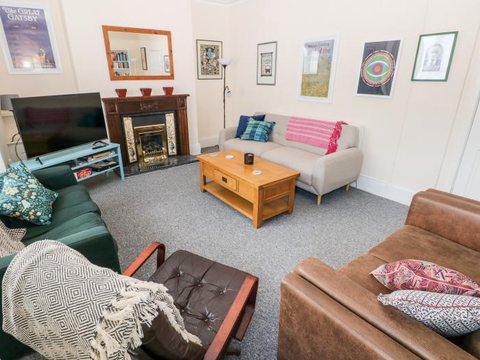 The Bookshelf, a first-floor apartment in Mumbles, Glamorgan. Near amenities and beach. Pet-friendly