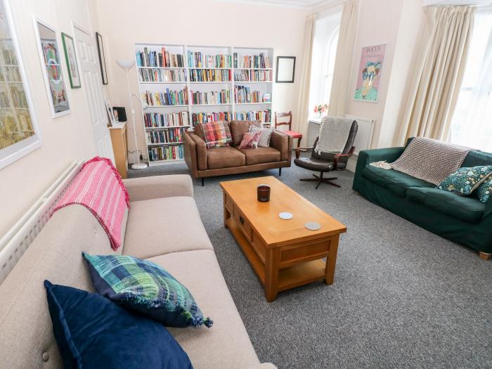 The Bookshelf, a first-floor apartment in Mumbles, Glamorgan. Near amenities and beach. Pet-friendly