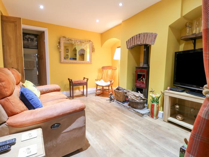 Yew Tree Cottage, Chesterfield, Derbyshire, has three bedrooms, sleeping six. Pet-friendly. Smart TV