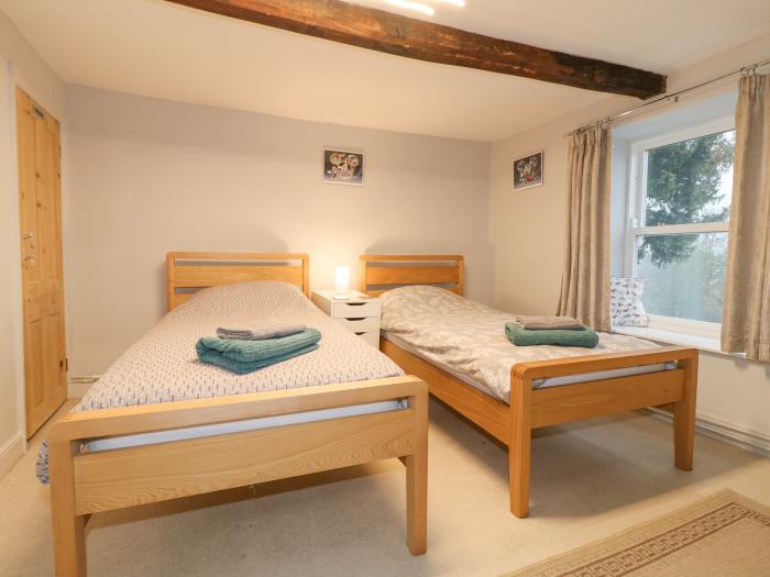 Yew Tree Cottage, Chesterfield, Derbyshire, has three bedrooms, sleeping six. Pet-friendly. Smart TV