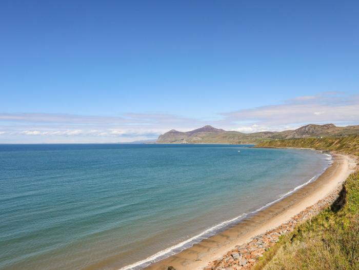 Bull Bach is in Nefyn, Gwynedd. Near Eryri National Park. Close to amenities and beach. Dog-friendly