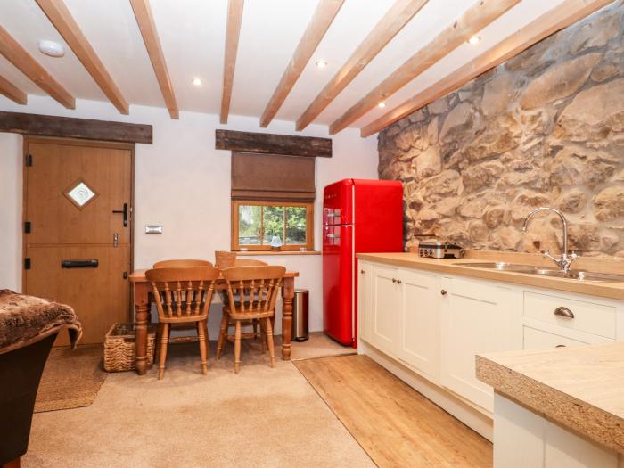 Bull Bach is in Nefyn, Gwynedd. Near Eryri National Park. Close to amenities and beach. Dog-friendly