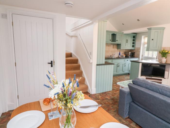 1 Keepers Cottage, Dartmouth, Devon. Open-plan. Off-road parking. Smart TV. En-suiteRural location.