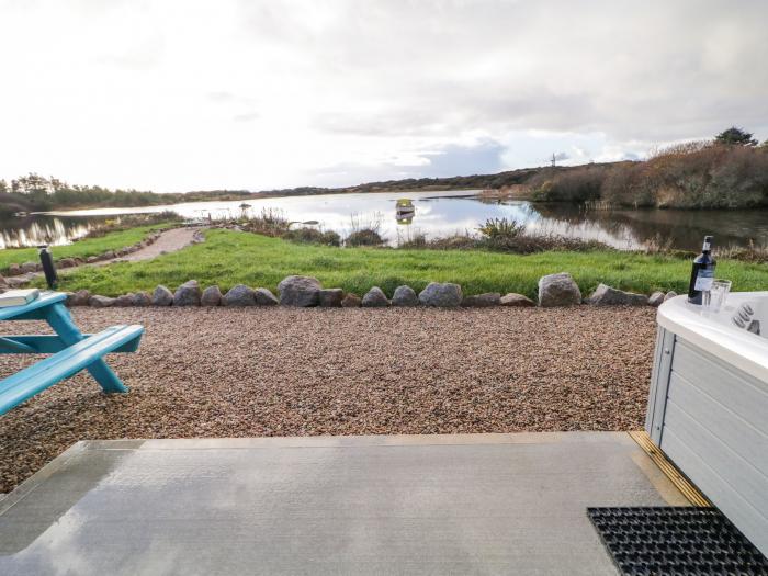 The Wheelhouse Pod No. 1, Burtonport, County Donegal. Close to lake and shop. Hot tub. Oven.