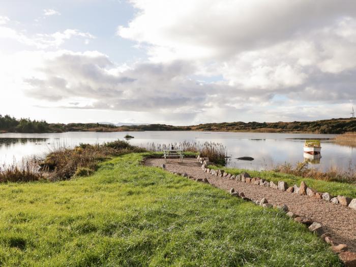 The Wheelhouse Pod No. 1, Burtonport, County Donegal. Close to lake and shop. Hot tub. Oven.