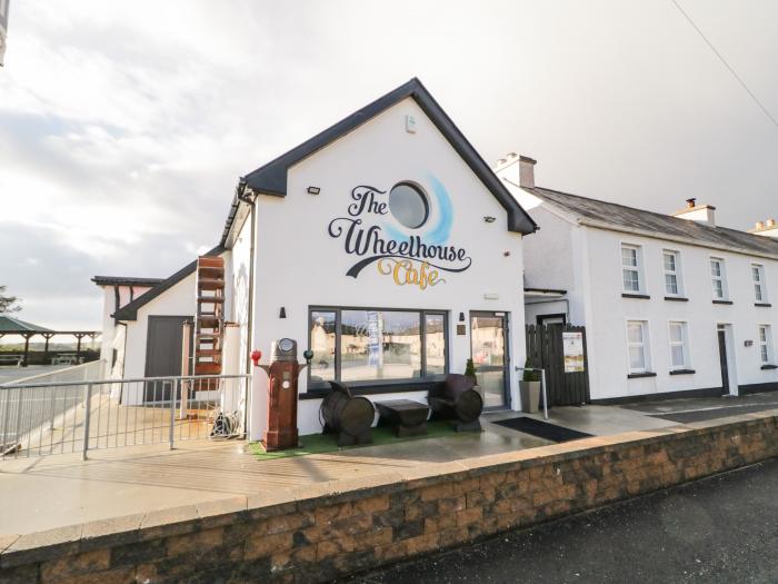 The Wheelhouse Pod No. 1, Burtonport, County Donegal. Close to lake and shop. Hot tub. Oven.