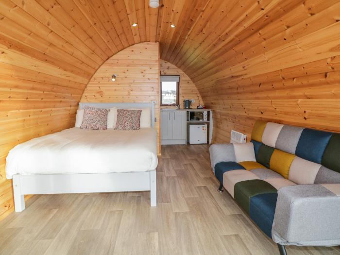 The Wheelhouse Pod No. 1, Burtonport, County Donegal. Close to lake and shop. Hot tub. Oven.