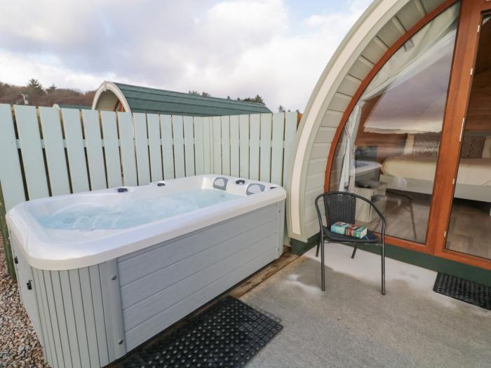 The Wheelhouse Pod No. 1, Burtonport, County Donegal. Close to lake and shop. Hot tub. Oven.