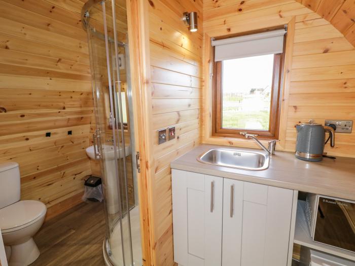 The Wheelhouse Pod No. 1, Burtonport, County Donegal. Close to lake and shop. Hot tub. Oven.