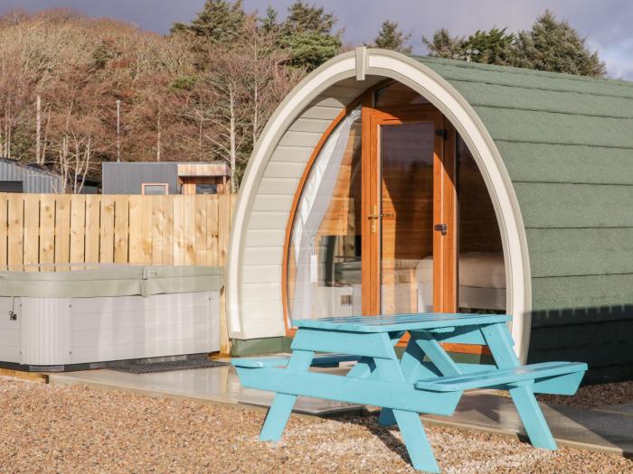 The Wheelhouse Pod No. 1, Burtonport, County Donegal. Close to lake and shop. Hot tub. Oven.