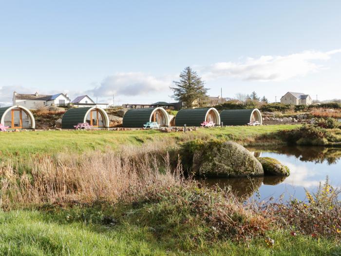 The Wheelhouse Pod No. 1, Burtonport, County Donegal. Close to lake and shop. Hot tub. Oven.