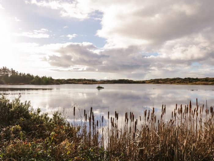 The Wheelhouse Pod No. 1, Burtonport, County Donegal. Close to lake and shop. Hot tub. Oven.