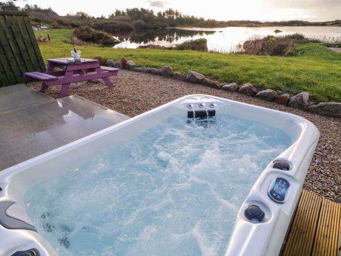 The Wheelhouse Pod No. 2, in Burtonport, County Donegal. Close to beach and shop. Hot tub. Romantic.