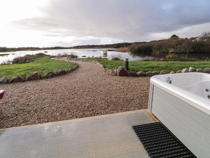 The Wheelhouse Pod No. 2, in Burtonport, County Donegal. Close to beach and shop. Hot tub. Romantic.