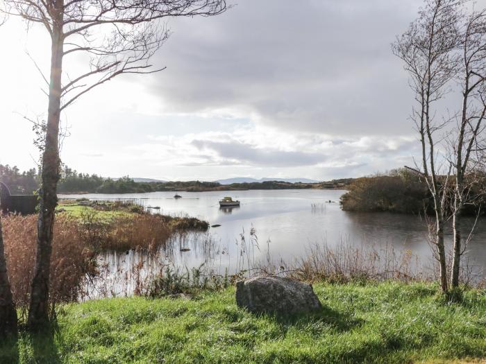 The Wheelhouse Pod No. 2, in Burtonport, County Donegal. Close to beach and shop. Hot tub. Romantic.