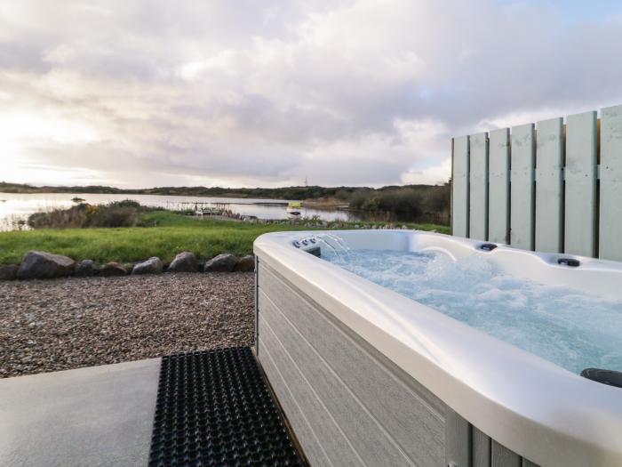 The Wheelhouse Pod No. 3, in Burtonport, County Donegal. Close to beach and shop. Hot tub. Romantic.