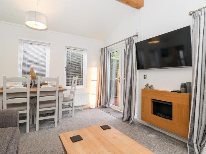 Oakside 16, Bowness-On-Windermere, Cumbria. Single-storey lodge. Open-plan living. Electric fire. TV