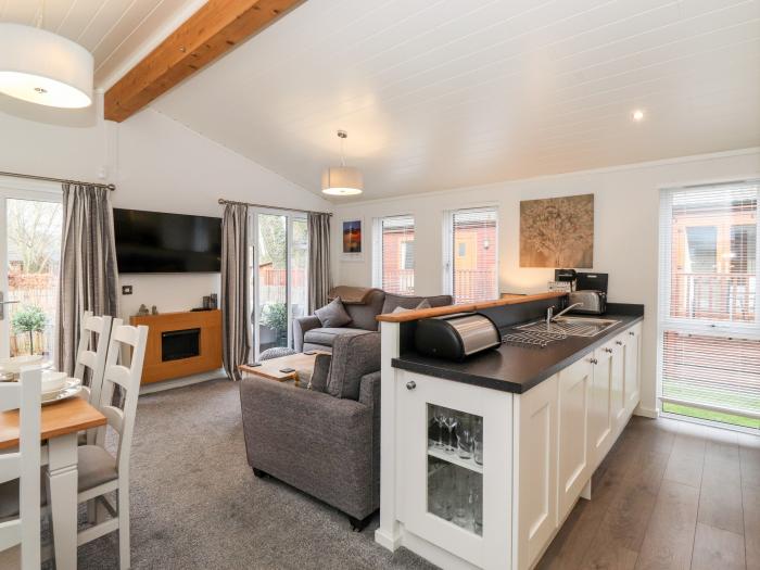 Oakside 16, Bowness-On-Windermere, Cumbria. Single-storey lodge. Open-plan living. Electric fire. TV