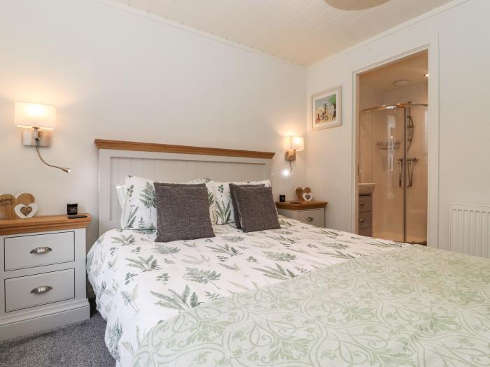 Oakside 16, Bowness-On-Windermere, Cumbria. Single-storey lodge. Open-plan living. Electric fire. TV