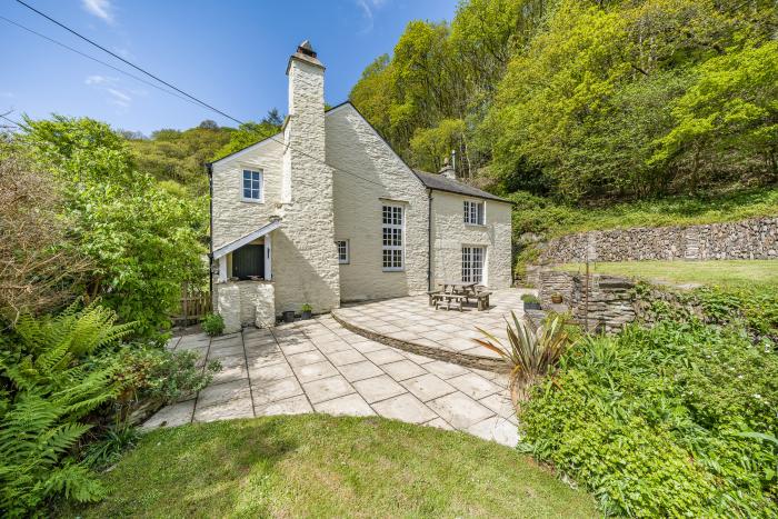 Trentishoe Coombe, Parracombe, Devon. WiFi. Hot tub. Off-road parking. Smart TV. Pet-friendly. Oven.