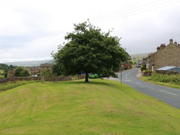 Harker View Cottage in Reeth, North Yorkshire. Pet-friendly. Woodburning stove. Enclosed patio. WiFi