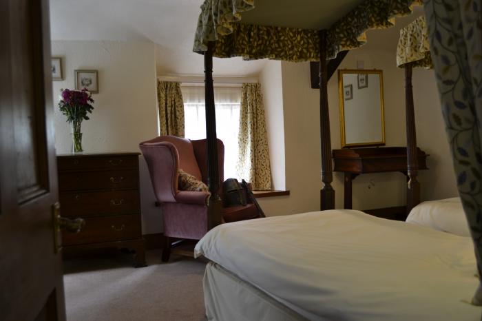 Rhododendron Apartment in Berrynarbor near Ilfracombe, Devon. Dog-friendly and with private parking.