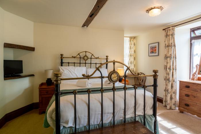 South Court Apartment rests in Berrynarbor near Ilfracombe, Devon. Dog-friendly. Ground-floor living