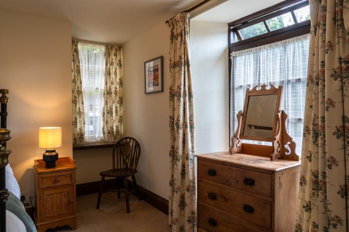 South Court Apartment rests in Berrynarbor near Ilfracombe, Devon. Dog-friendly. Ground-floor living