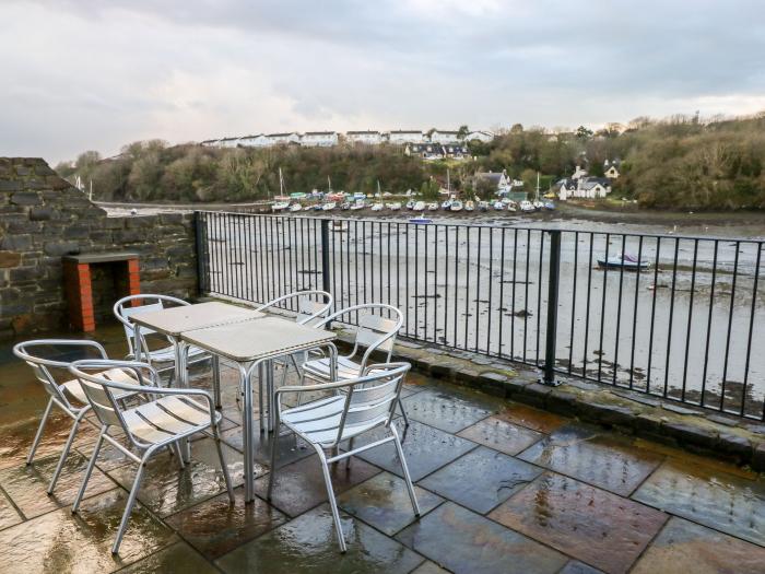 Egret, Milford Haven, Pembrokeshire. Close to a beahc. Balcony. Open-plan. Pet-friendly. Parking. TV